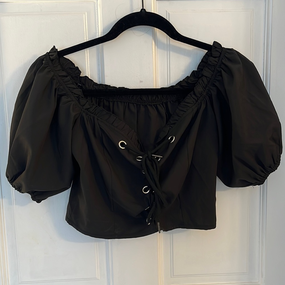 Black puff sleeve crop top!